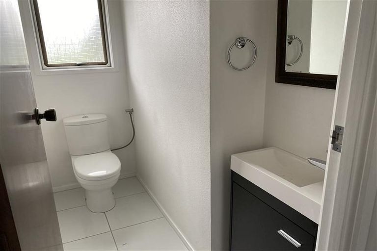 Photo of property in 2/50 Seaview Road, Castor Bay, Auckland, 0620