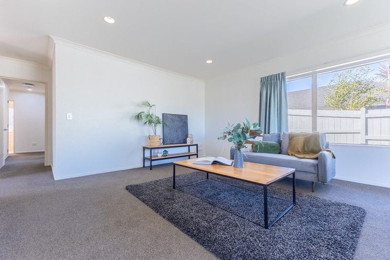 Photo of property in 15 Balmerino Grove, Waikanae, 5036