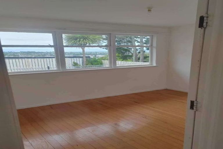 Photo of property in 605 Glenfield Road, Totara Vale, Auckland, 0629