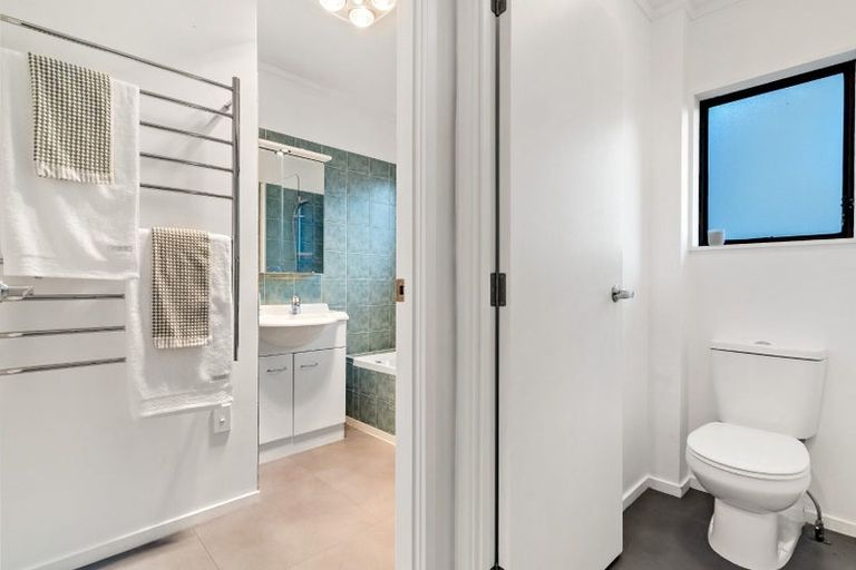 Photo of property in 2/7 Eskdale Road, Birkdale, Auckland, 0626