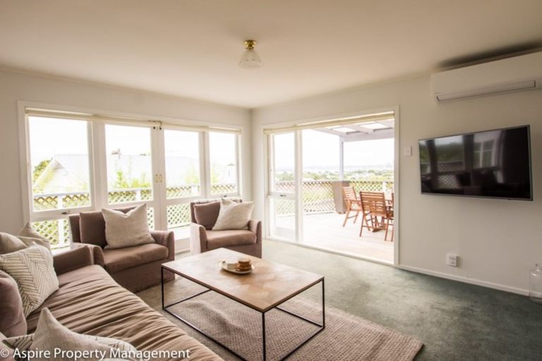 Photo of property in 21 Pupuke Road, Birkenhead, Auckland, 0627