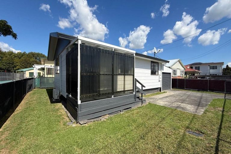 Photo of property in 2/23 Station Road, Takanini, 2112