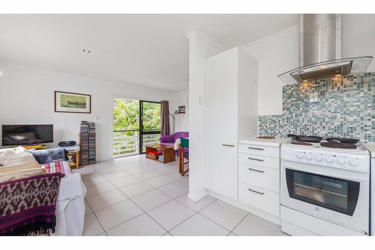Photo of property in 2/24 Sunnyside Road, Sunnyvale, Auckland, 0612