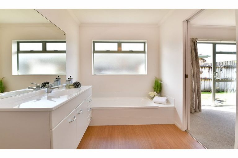 Photo of property in 19 Francis Skinner Place, Orewa, 0931