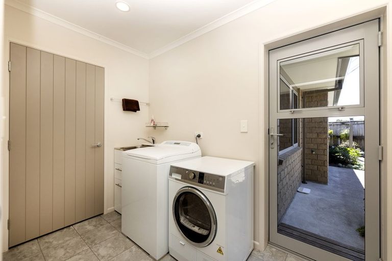 Photo of property in 2 Oakwood Drive, Highlands Park, New Plymouth, 4312