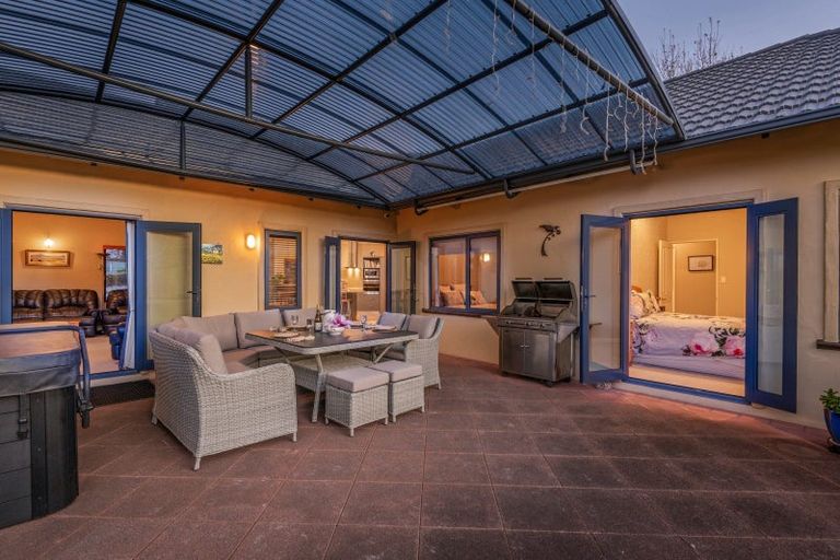 Photo of property in 33 Cashmere Drive, Fitzherbert, Palmerston North, 4410