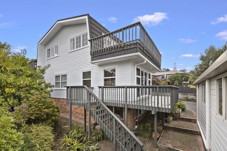 Photo of property in 30 Deuxberry Avenue, Northcote, Auckland, 0627