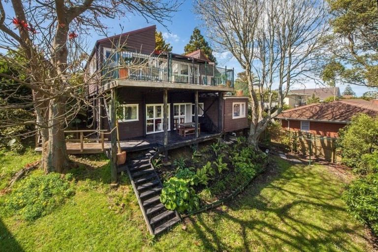 Photo of property in 132 Carlisle Road, Northcross, Auckland, 0632