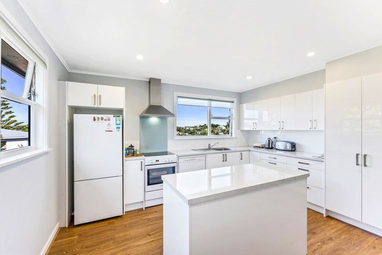 Photo of property in 25 Longcroft Terrace, Newlands, Wellington, 6037