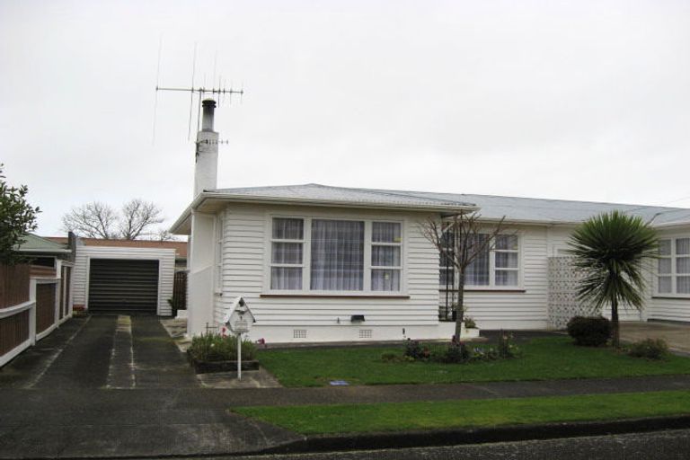 Photo of property in 1 Karaka Crescent, Levin, 5510