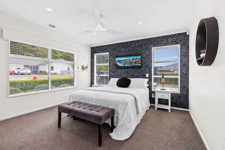 Photo of property in 12 Banks Boulevard, Whitby, Porirua, 5024