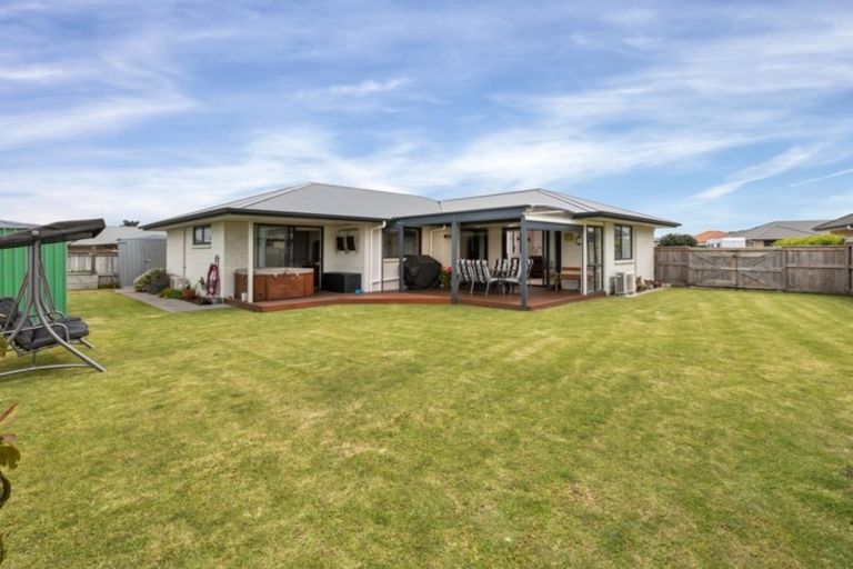 Photo of property in 5 Roto View, One Tree Point, 0118