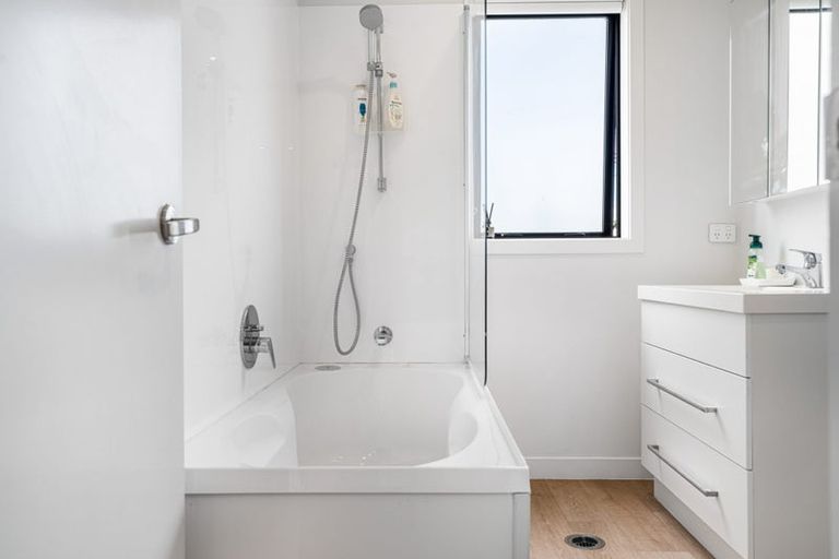 Photo of property in 2/141 Wallace Road, Mangere Bridge, Auckland, 2022