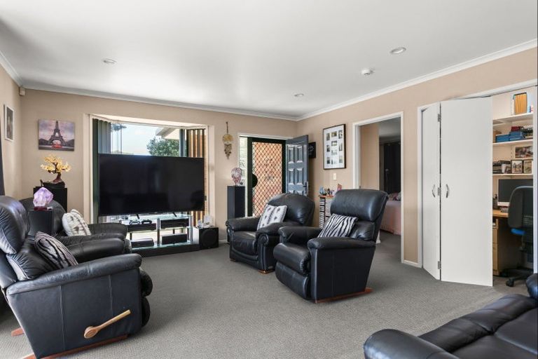 Photo of property in 24 Leon Street, Riverdale, Gisborne, 4010