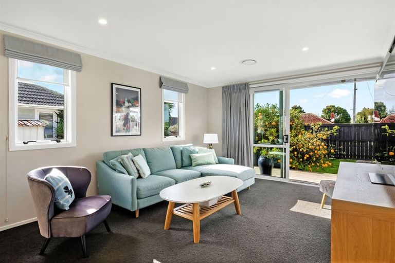 Photo of property in 4 Rixon Place, Te Atatu Peninsula, Auckland, 0610