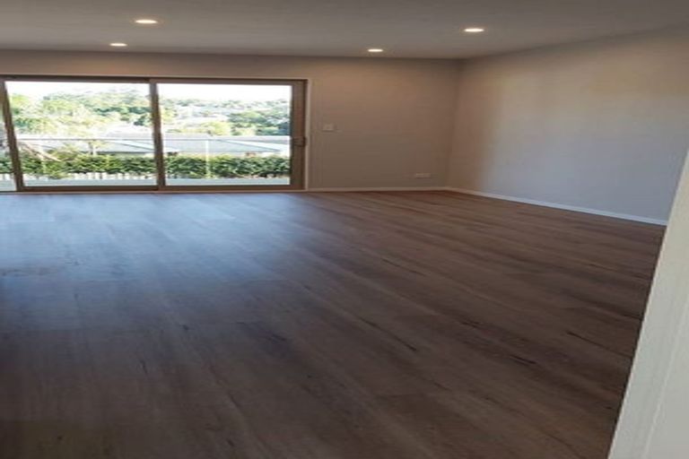 Photo of property in 1a Taupiko Place, Green Bay, Auckland, 0604