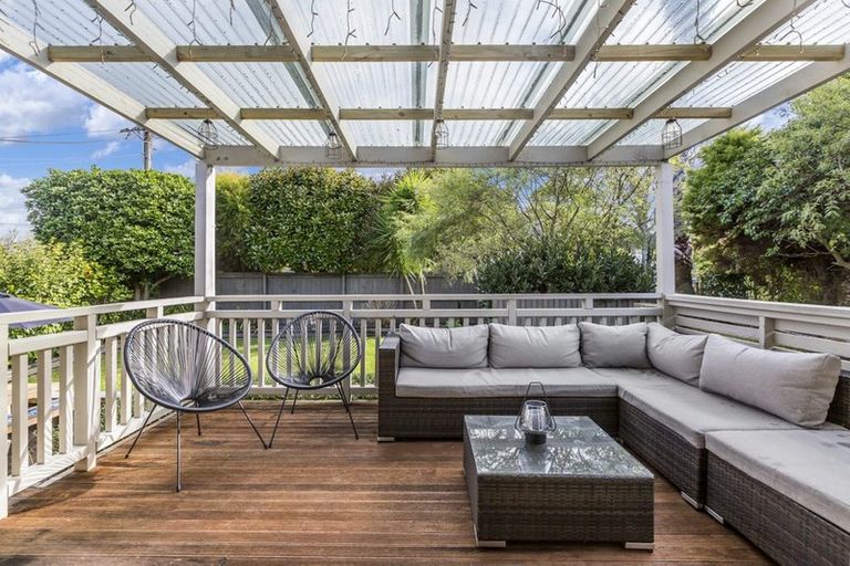 Photo of property in 15 Graham Avenue, Te Atatu Peninsula, Auckland, 0610