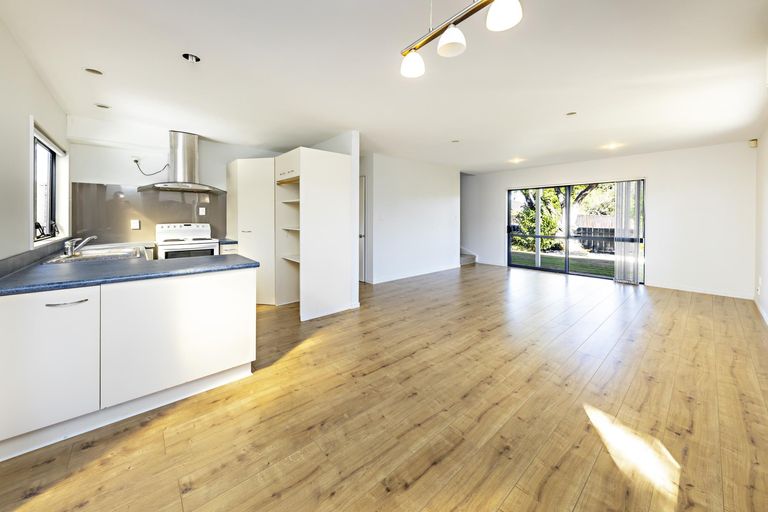 Photo of property in 2 Braeburn Place, Takanini, 2112