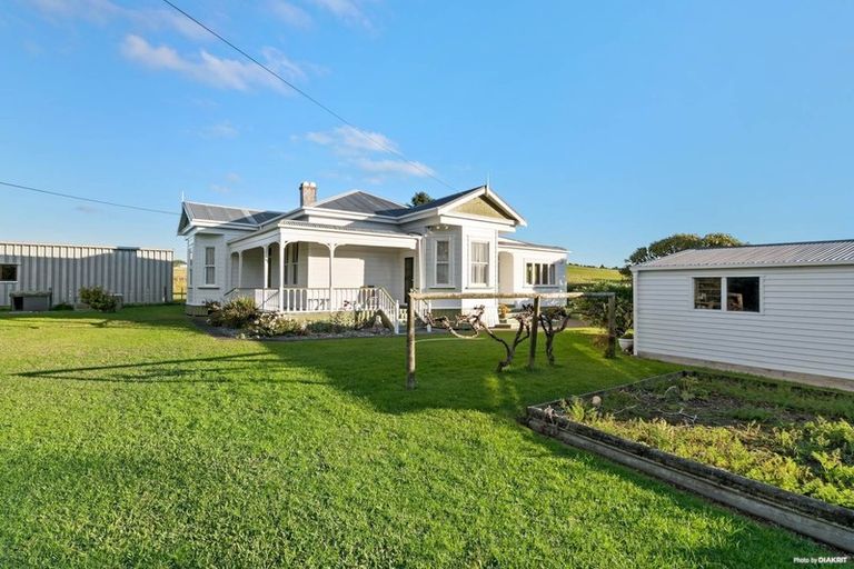 Photo of property in 290 Waitakere Road, Taupaki, 0782