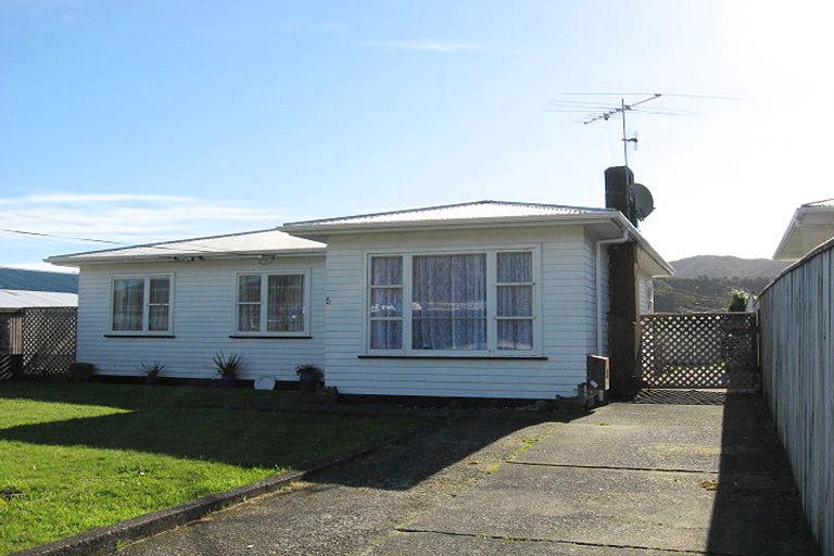 Photo of property in 5 Ruthven Road, Wainuiomata, Lower Hutt, 5014