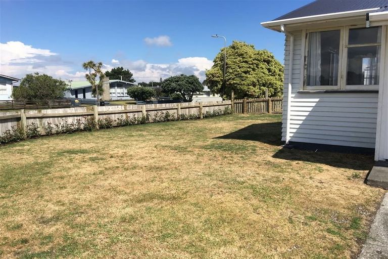 Photo of property in 2 Gibbons Crescent, Castlecliff, Whanganui, 4501