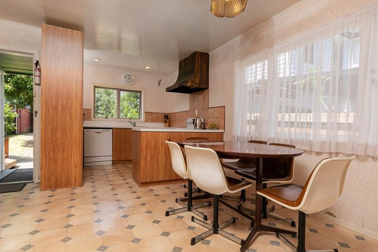 Photo of property in 11 Kingdale Road, Henderson, Auckland, 0610