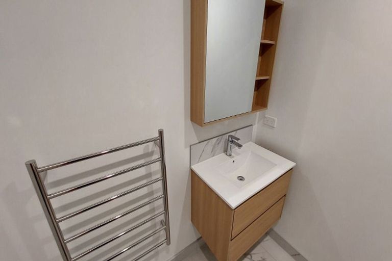 Photo of property in 6/23 Awaroa Road, Sunnyvale, Auckland, 0612