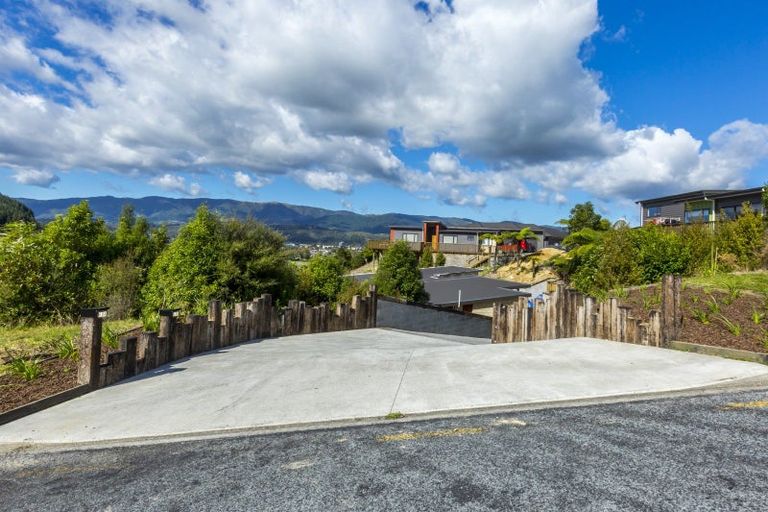 Photo of property in 61a Riverstone Drive, Riverstone Terraces, Upper Hutt, 5018