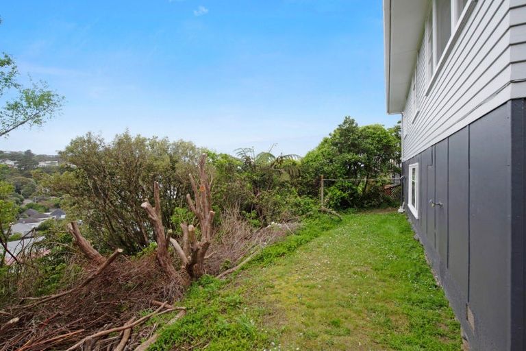 Photo of property in 135 Ruskin Road, Newlands, Wellington, 6037