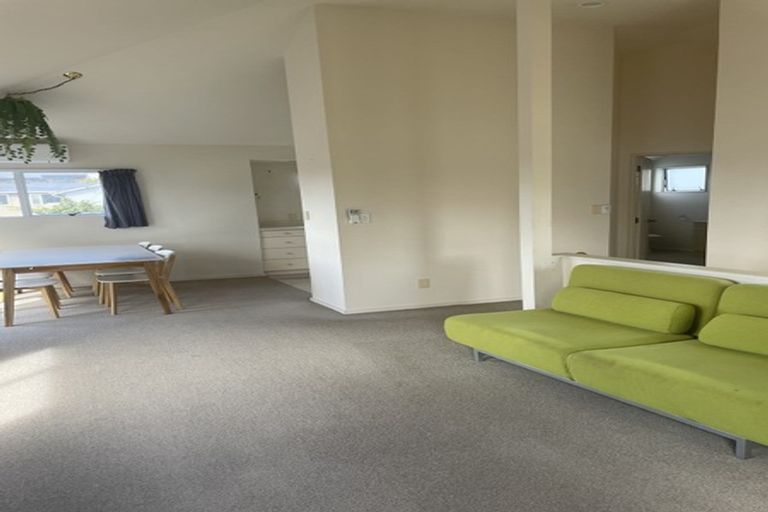 Photo of property in 2/479 Glenfield Road, Glenfield, Auckland, 0629