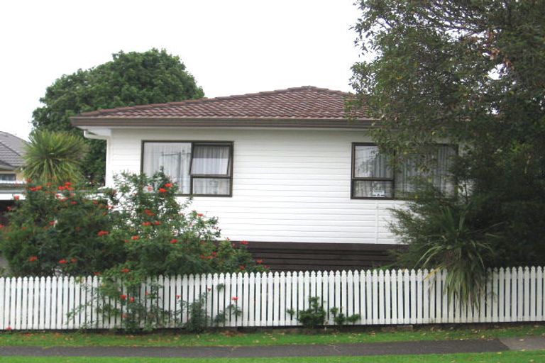Photo of property in 1/32 Buscomb Avenue, Henderson, Auckland, 0610