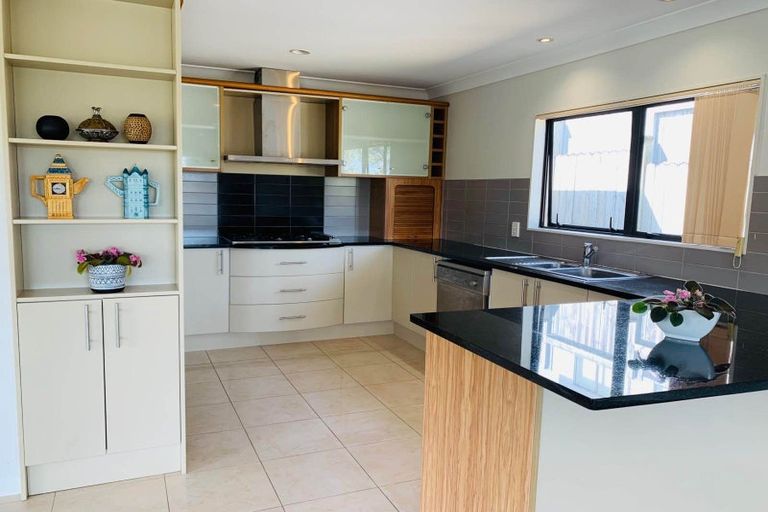 Photo of property in 2/890 East Coast Road, Northcross, Auckland, 0630