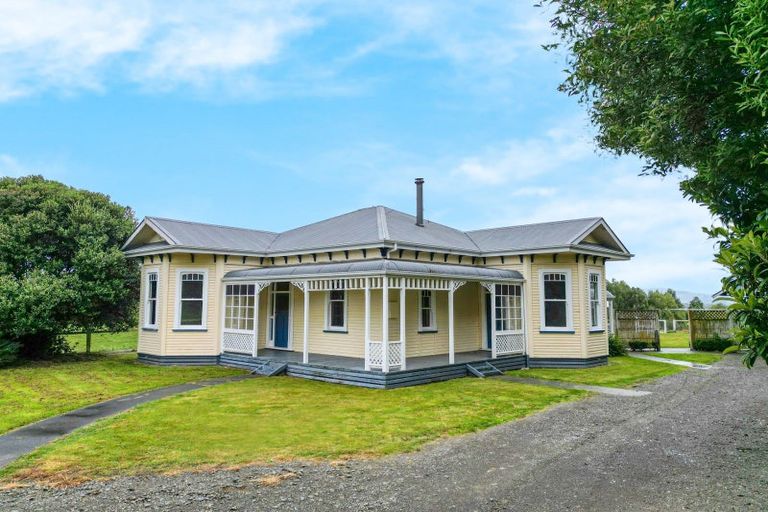 Photo of property in 100 Halcombe Road, Feilding, 4775