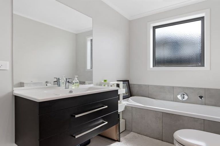 Photo of property in 18 Richardson Road, Omokoroa, 3114