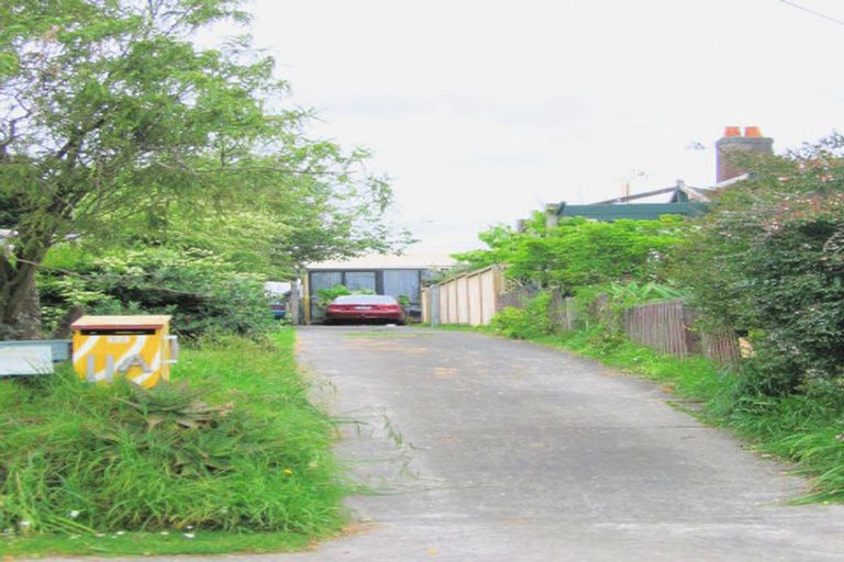 Photo of property in 11 Clayburn Road, Glen Eden, Auckland, 0602