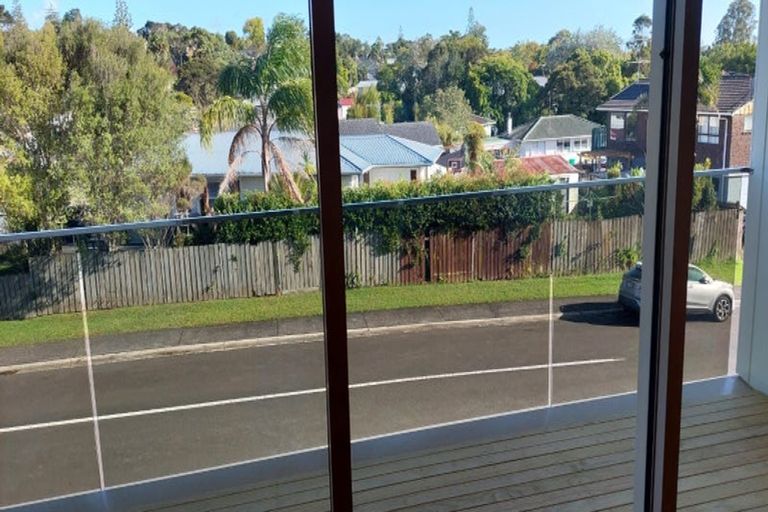 Photo of property in 1a Taupiko Place, Green Bay, Auckland, 0604