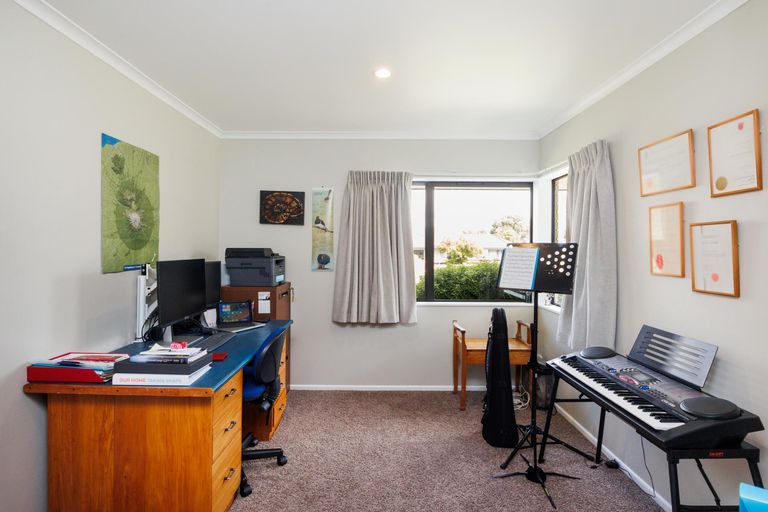 Photo of property in 147 Pacific Drive, Fitzherbert, Palmerston North, 4410
