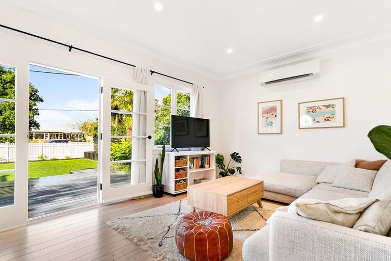 Photo of property in 28 Rewarewa Road, Te Atatu Peninsula, Auckland, 0610