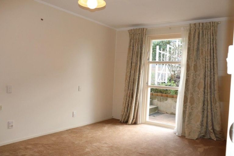 Photo of property in 547 Glenfield Road, Glenfield, Auckland, 0629