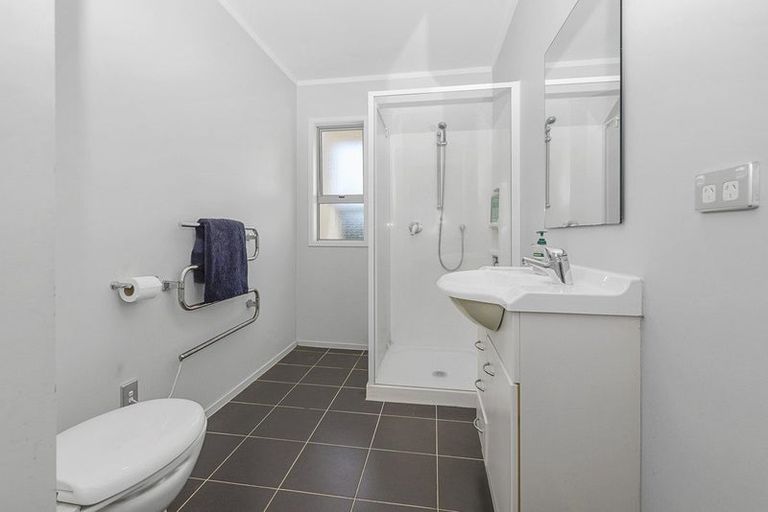 Photo of property in 2/143a Wiseley Road, West Harbour, Auckland, 0618