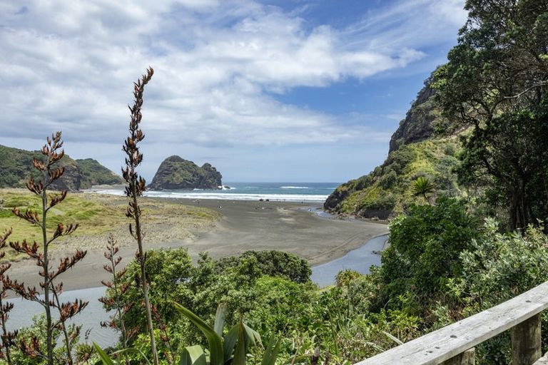 Photo of property in 14 Garden Road, Piha, 0772