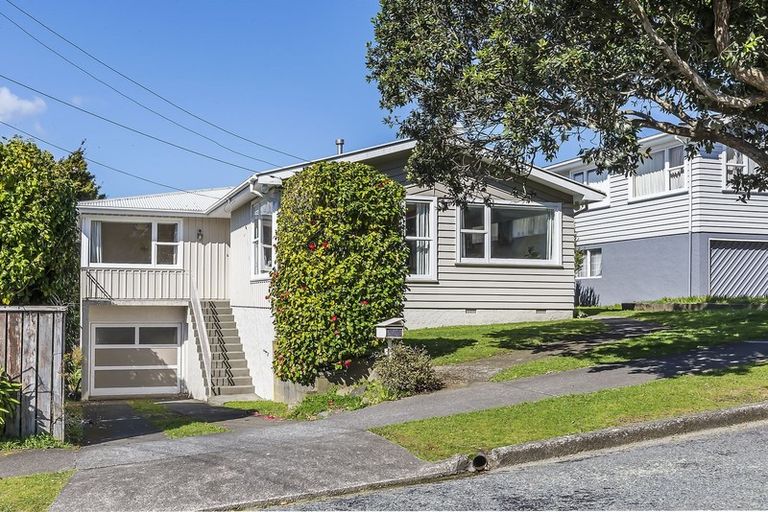 Photo of property in 17 Saint Edmund Crescent, Tawa, Wellington, 5028