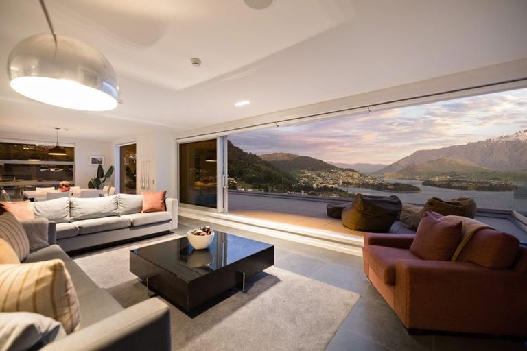 Photo of property in 6 Lordens Place, Fernhill, Queenstown, 9300