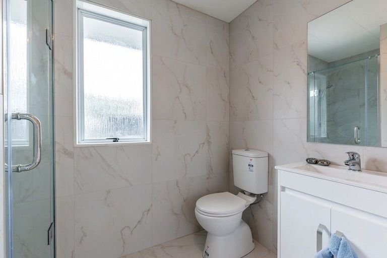 Photo of property in 2/21 Kitewao Street, Northcote, Auckland, 0627