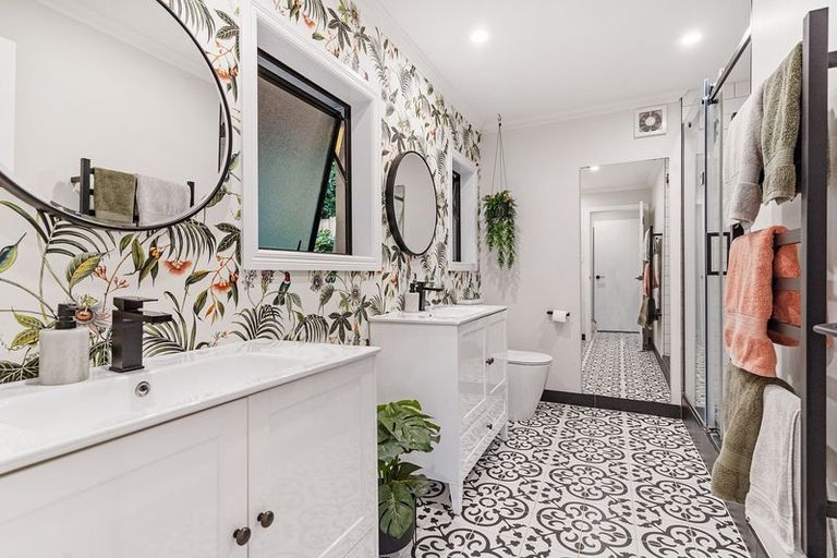 Photo of property in 5 Poaka Place, Beach Haven, Auckland, 0626