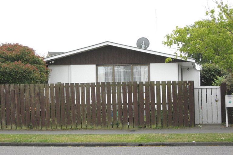 Photo of property in 8a Queenspark Drive, Parklands, Christchurch, 8083