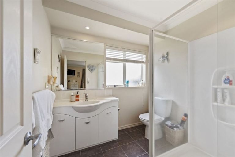 Photo of property in 2 Redhaven Place, Bethlehem, Tauranga, 3110