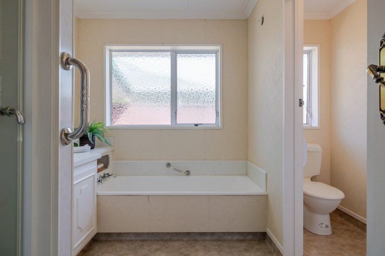 Photo of property in 17 Earl Place, Hokowhitu, Palmerston North, 4410