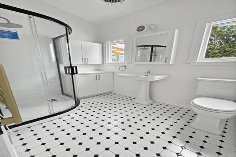 Photo of property in 125 Vauxhall Road, Narrow Neck, Auckland, 0624