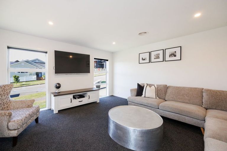 Photo of property in 37 Vaucluse Heights, Fitzherbert, Palmerston North, 4410